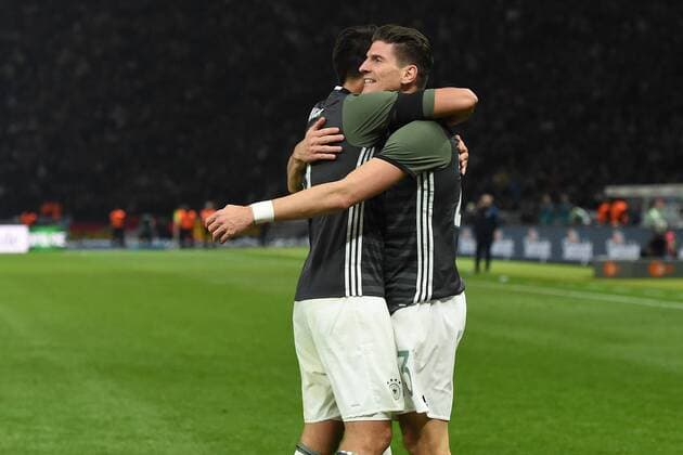 iFußball Länderspiel Deutschland - England am 26.03.2016 im Olympiastadion in Berlin Torjubel zum 2:0 durch Mario Gomez ( Deutschland ), rechts - Sami Khedira ( Deutschland ), links xRx
