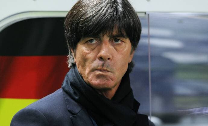 Fussball, Deutschland, Herren, DFB, Länderspiel zur Euro 2016, Olympia-Stadion Berlin: Deutschland - England 2:3; Bundestrainer Joachim Löw (GER) nachdenklich. Einzelbild, Portrait, Porträt.
