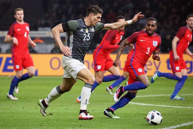 Mario Gomez (D) gegen Danny Rose (ENG) - Deutschland vs. England, Olympiastadion Berlin