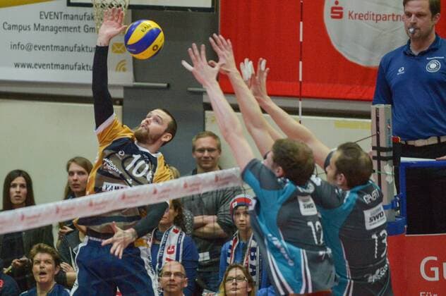 GER,VBL, Playoffrunde, Viertelfinale, Spiel 1, SVG Lueneburg vs Powervolleys Dueren 26.03.2016, Gellersenhalle, Lueneburg, GER, VBL, Playoffrunde, Viertelfinale, Spiel 1, SVG Lueneburg vs Powervolleys Dueren im Bild Steven Marshall (Lueneburg 10) versucht sich gegen Michael Parkinson (Dueren 12) und Sebastian Gevert (Dueren 13) durchzusetzen nordphotoxWitke
