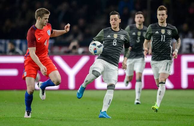 26. Maerz 2016: Berlin, Olympiastadion: Fussball Testspiel: Deutschland - England: Mesut Oezil (gruen, Deutschland) gegen Eric Dier (England).