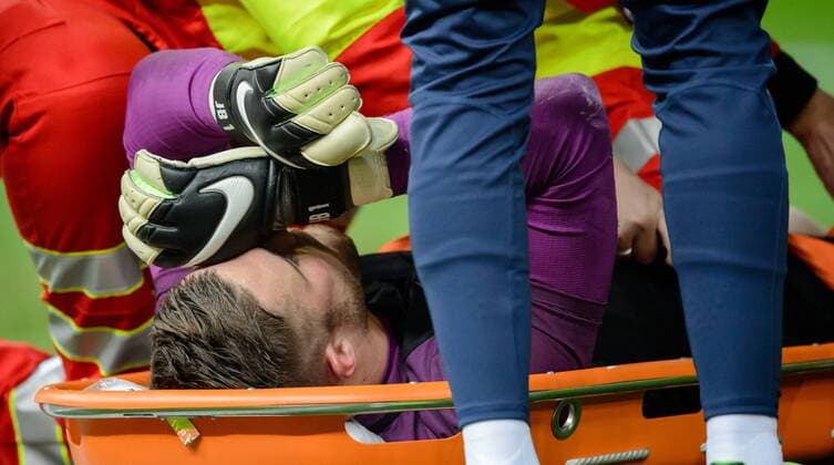 26. Maerz 2016: Berlin, Olympiastadion: Fussball Testspiel: Deutschland - England: Torwart Jack Butland (England) verletzt.