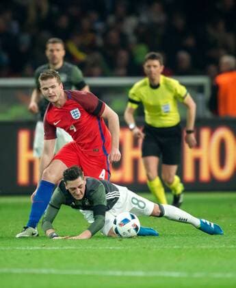 26. Maerz 2016: Berlin, Olympiastadion: Fussball Testspiel: Deutschland - England: Mesut Oezil (gruen, Deutschland) gegen Eric Dier (England).