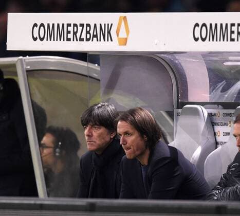 26.03.2016, Fussball Nationalmannschaft, Freundschaftsspiel Deutschland - England, im Olympiastadion Berlin. v.li: Trainer Joachim Löw (Deutschland) und Co-Trainer Thomas Schneider (Deutschland) nachdenklich auf der Bank. 