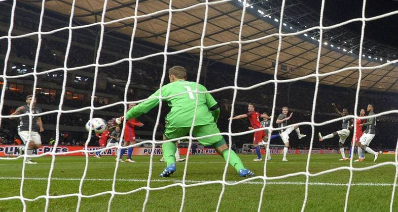 26.03.2016, Fussball Nationalmannschaft, Freundschaftsspiel Deutschland - England, im Olympiastadion Berlin. Das Siegtor von Eric Dier (mitte hinten, England) gegen Torwart Manuel Neuer (Deutschland) zum 3:2 Sieg. 