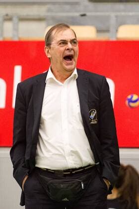 Zum Gaehnen, Trainer Stelian MOCULESCU (FN). Volleyball, VfB Friedrichshafen (FN) - TSV Herrsching (HER), Bundesliga, Saison 2015 2016, Playoff Viertelfinale, 1.Spiel, am 26.03.2016 in Friedrichshafen Z F A R E N A Deutschland. x20160326_110x