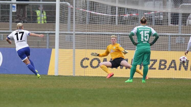 Mandy Islacker (Frankfurt, 17) markiert per Handelfmeter ihren 12. Saisintreffer, Anna Bockhorst (Torwart, Bremen, 1) hat keine Chance, Fussball, Allianz Frauen-Bundesliga, 1. FFC Frankfurt - SV Werder Bremen, xozx