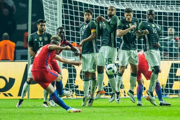 Samstag 26.03.2016, Laenderspiel - Testspiel in Berlin, Deutschland - England, 2:3, Freistoss England v-l Emre Can (Deutschland 14) Danny Welbeck (England 11) Harry Kane (England 9) Sami Khedira (Deutschland 6) Jonathan Tah (Deutschland 25) Mario Gomez (Deutschland 23) Antonio Ruediger (Deutschland 16) DeFodi507