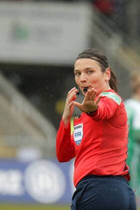 Angelika Söder (Schiedsrichterin), gibt Anweisungen, gestikuliert, mit den Armen gestikulieren, gives instructions, gesticulate, Fussball, Allianz Frauen-Bundesliga, 1. FFC Frankfurt - SV Werder Bremen, xozx