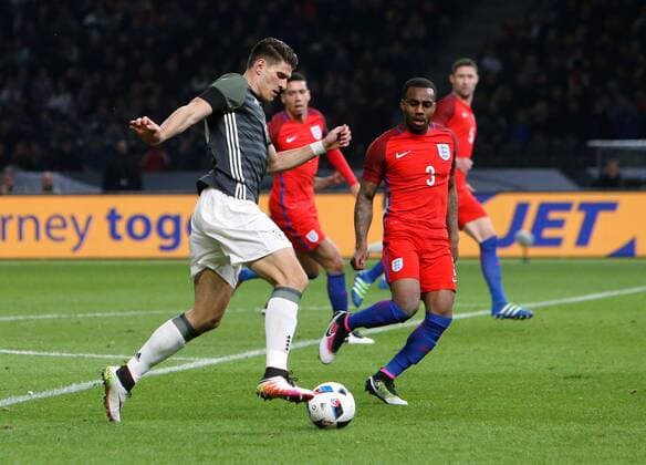Berlin Fußball Länderspiel Deutschland vs. England, v.l. Mario Gomez (GER), Danny Rose (ENG)