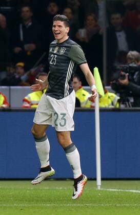 Berlin Fußball Länderspiel Deutschland vs. England, Mario Gomez (GER) jubelt über sein Tor zum 2:0