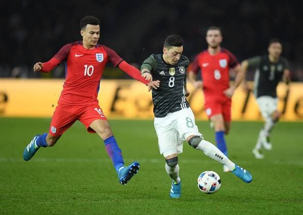 26.03.2016, Fussball Laenderspiel in Berlin, Deutschland - England 2:3, Mesut Oezil, Mesut Özil (Deutschland), re., gegen Dele Alli (England)