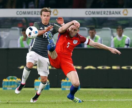 Berlin Fußball Länderspiel Deutschland vs. England, v.l. Mario Götze (GER), Gary Cahill (ENG)
