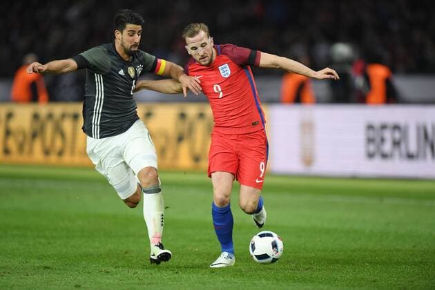 26.03.2016, Fussball Laenderspiel in Berlin, Deutschland - England 2:3, Harry Kane (England), re., gegen Sami Khedira (Deutschland)