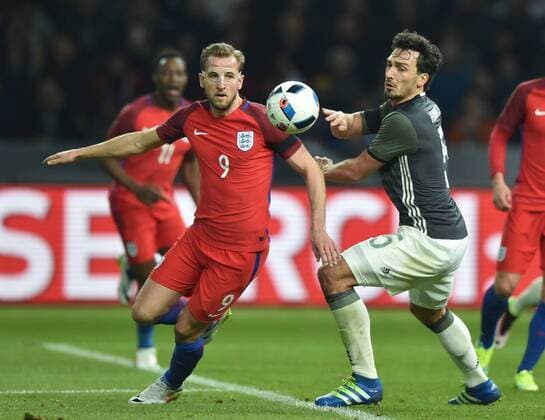 26.03.2016, Fussball Laenderspiel in Berlin, Deutschland - England 2:3, Harry Kane (England), li., gegen Mats Hummels (Deutschland)