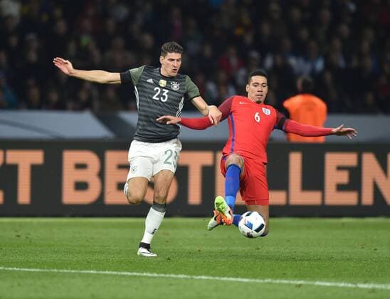 26.03.2016, Fussball Laenderspiel in Berlin, Deutschland - England 2:3, Mario Gomez (Deutschland), li., gegen Chris Smalling (England)