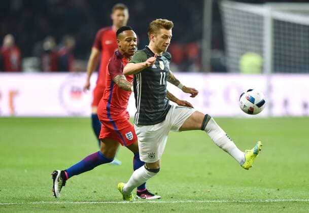 26.03.2016, Fussball Laenderspiel in Berlin, Deutschland - England 2:3, Marco Reus (Deutschland), re., gegen Nathaniel Clyne (England)