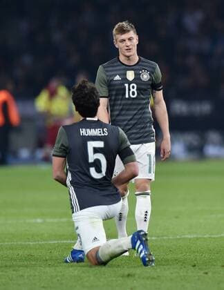 26.03.2016, Fussball Laenderspiel in Berlin, Deutschland - England 2:3, Toni Kroos (Deutschland), re., und Mats Hummels (Deutschland)