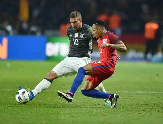 26.03.2016, Fussball Laenderspiel in Berlin, Deutschland - England 2:3, Lukas Podolski (Deutschland), li., gegen Nathaniel Clyne (England)