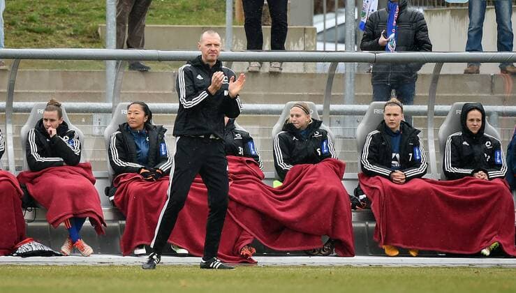 27.03.2016, xjhx, Fussball 1.Bundesliga Damen, 1.FFC Frankfurt - SV Werder Bremen, emspor, v.l. Trainer Matt Ross (1.FFC Frankfurt) gibt Anweisungen, gestikuliert, mit den Armen gestikulieren gives instructions, gesticulate.