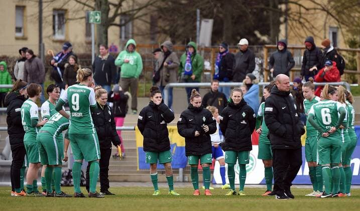 27.03.2016, xjhx, Fussball 1.Bundesliga Damen, 1.FFC Frankfurt - SV Werder Bremen, emspor, v.l. Bremens Spielerinnen enttaeuscht, enttaeuscht schauend, dissapointed