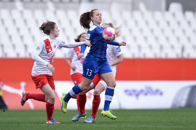 Fußball Allianz Frauen-Bundesliga 17. Spieltag SGS Essen - Turbine Potsdam am 27.03.2016 im Stadion Essen in Essen Jana Feldkamp ( Essen ), links - Lia Joelle Wälti ( Potsdam ), rechts Foto: Osnapix TT