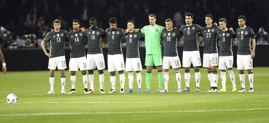 Foto : Gedenkminute Team Deutschland nach den Terroranschlägen von Brüssel Fussball Länderspiel am Sa. 26.03.2016 Deutschland - England