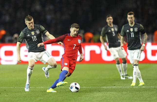 Foto : Toni Kroos ( Deutschland ) gegen Adam Lallana Fussball Länderspiel am Sa. 26.03.2016 Deutschland - England