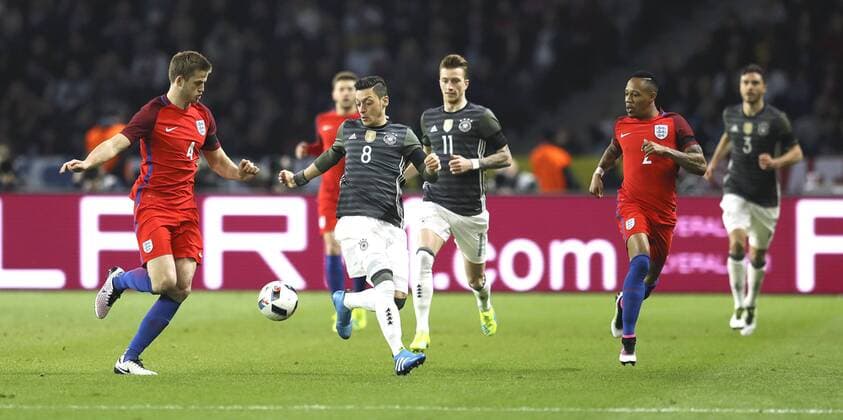 Foto : Mesut Özil ( Deutschland ) gegen Eric Dier Fussball Länderspiel am Sa. 26.03.2016 Deutschland - England