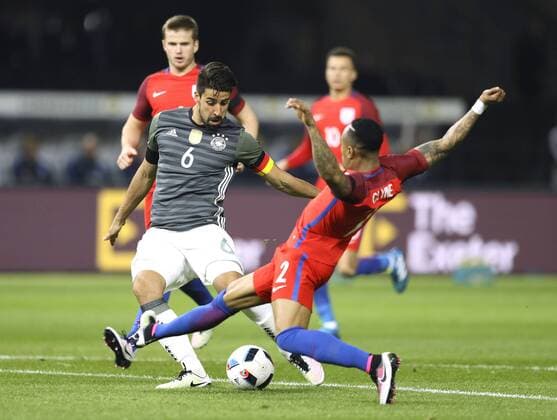 Foto : Sami Khedira ( Deutschland ) gegen Nathaniel Clyne Fussball Länderspiel am Sa. 26.03.2016 Deutschland - England