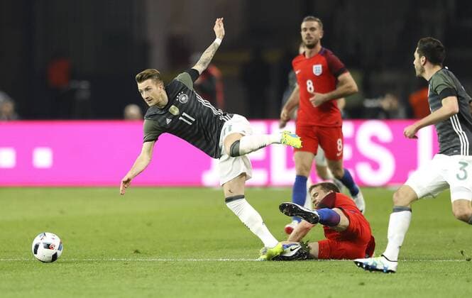 Foto : Marco Reus ( Deutschland ) gegen Eric Dier Fussball Länderspiel am Sa. 26.03.2016 Deutschland - England