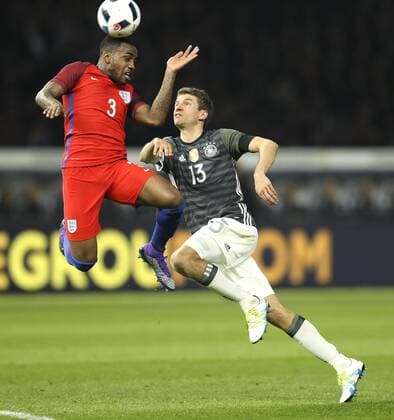 Foto : Thomas Müller ( Deutschland ) gegen Danny Rose , links Fussball Länderspiel am Sa. 26.03.2016 Deutschland - England