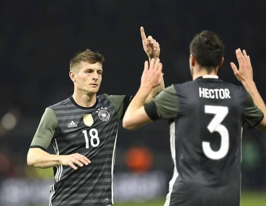 Foto : Torjubel Toni Kroos ( Deutschland ) , er trifft zum 1-0 , er feiert mit Jonas Hector , rechts Fussball Länderspiel am Sa. 26.03.2016 Deutschland - England