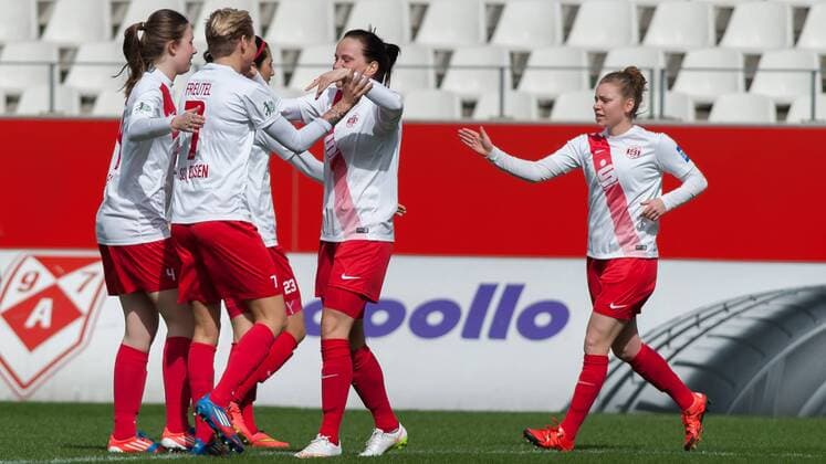 Die Spielerinnen der SGS Essen mit Torjubel, Jubel, Freude über das Tor zum 1:0, Fussball, Allianz Frauen-Bundesliga, SGS Essen - 1. FFC Turbine Potsdam, xobx