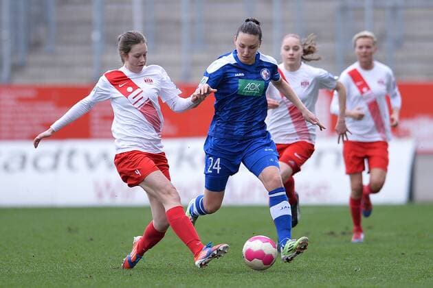 Fußball Allianz Frauen-Bundesliga 17. Spieltag SGS Essen - Turbine Potsdam am 27.03.2016 im Stadion Essen in Essen Jana Feldkamp ( Essen ), links - Ilaria Mauro ( Potsdam ), rechts Foto: Osnapix TT