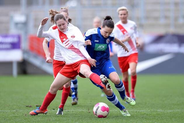 Fußball Allianz Frauen-Bundesliga 17. Spieltag SGS Essen - Turbine Potsdam am 27.03.2016 im Stadion Essen in Essen Jana Feldkamp ( Essen ), links - Ilaria Mauro ( Potsdam ), rechts Foto: Osnapix TT