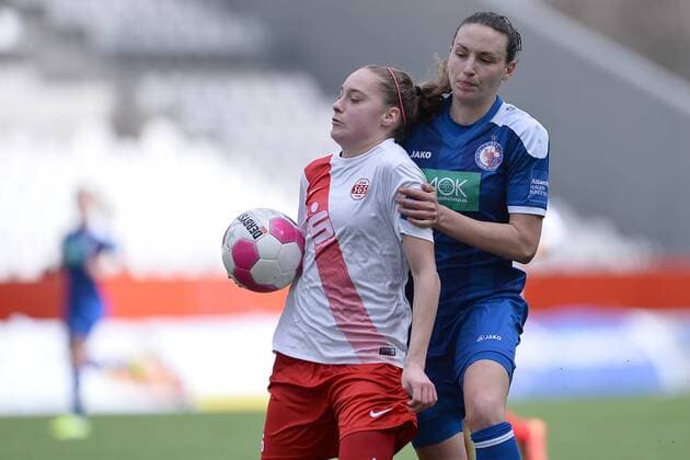 Fußball Allianz Frauen-Bundesliga 17. Spieltag SGS Essen - Turbine Potsdam am 27.03.2016 im Stadion Essen in Essen Jacqueline Klasen ( Essen ), links - Ilaria Mauro ( Potsdam ), rechts Foto: Osnapix TT