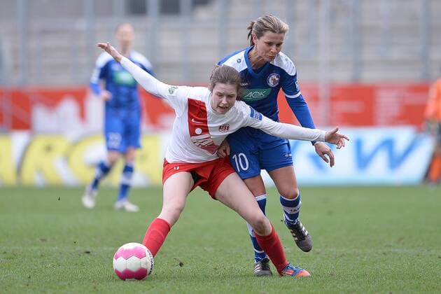 Fußball Allianz Frauen-Bundesliga 17. Spieltag SGS Essen - Turbine Potsdam am 27.03.2016 im Stadion Essen in Essen Jana Feldkamp ( Essen ), vorne - Patricia Hanebeck ( Potsdam ), hinten Foto: Osnapix TT