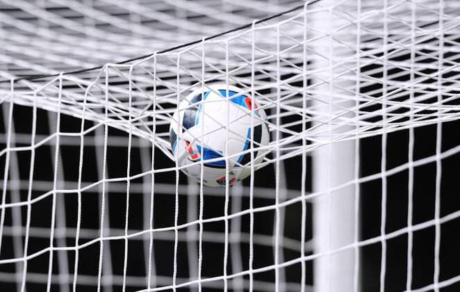 Fussball, Deutschland, Herren, DFB, Länderspiel zur Euro 2016, Olympia-Stadion Berlin: Deutschland - England 2:3; Der offizielle adidas Spielball zue Euro 2016 in Frankreich liegt auf dem Tornetz. Feature, Symbol, Symbolbild, Einzelbild.