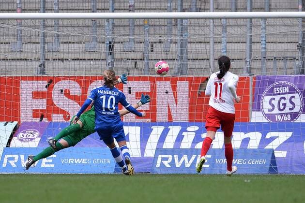 Fußball Allianz Frauen-Bundesliga 17. Spieltag SGS Essen - Turbine Potsdam am 27.03.2016 im Stadion Essen in Essen Patricia Hanebeck ( Potsdam ), mitte trifft zum 1:1 Foto: Osnapix TT