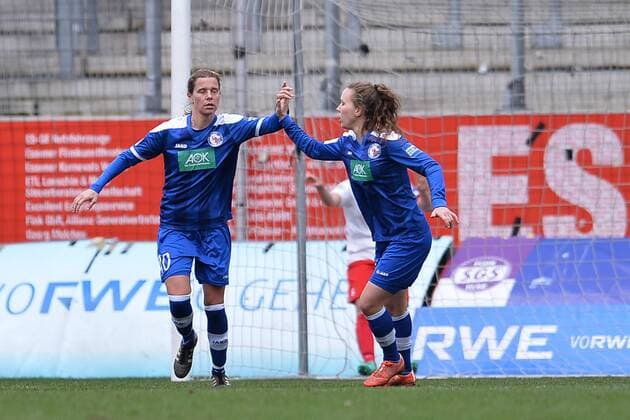 Fußball Allianz Frauen-Bundesliga 17. Spieltag SGS Essen - Turbine Potsdam am 27.03.2016 im Stadion Essen in Essen Torjubel zum 1:1 durch Patricia Hanebeck ( Potsdam ), links - Viktoria Schwalm ( Potsdam ), rechts Foto: Osnapix TT