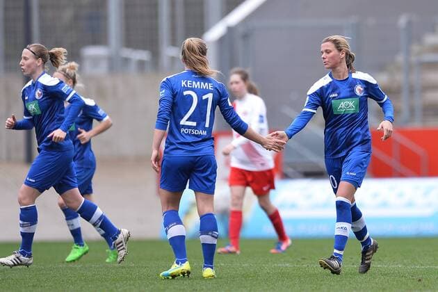 Fußball Allianz Frauen-Bundesliga 17. Spieltag SGS Essen - Turbine Potsdam am 27.03.2016 im Stadion Essen in Essen Torjubel zum 1:1 durch Patricia Hanebeck ( Potsdam ), rechts - Tabea Kemme ( Potsdam ), links Foto: Osnapix TT