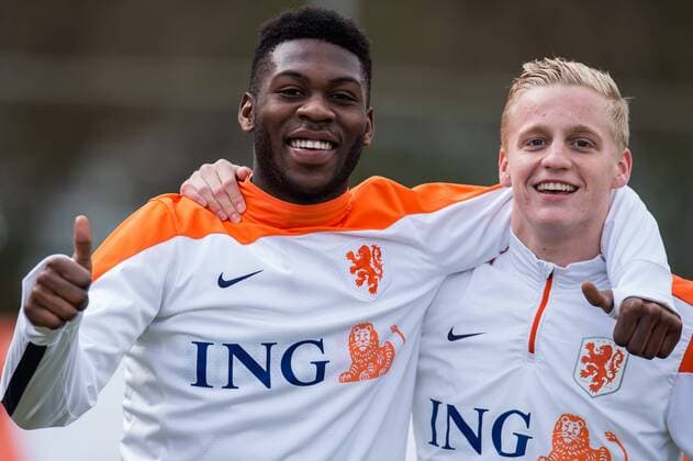 (L-R) Timothy Fosu-Mensah of The Netherlands U19, Donny van de Beek of The Netherlands U19 Training session Netherlands U19 Topvoetbal 2015 2016 xVIxGerritxvanxKeulenxIVx 5223711