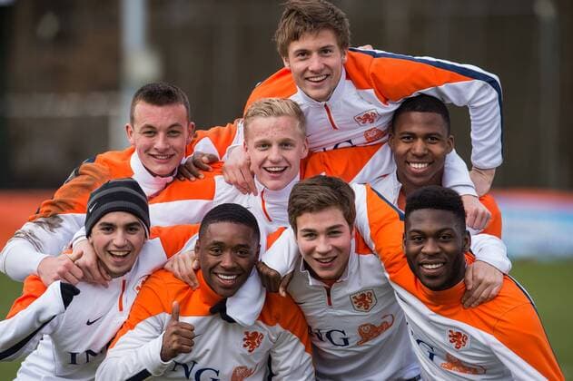 (L-R) Adelhak Nouri of The Netherlands U19, goalkeeper Justin Bijlow of The Netherlands U19, Steven Bergwijn of The Netherlands U19, Donny van de Beek of The Netherlands U19, Carel Eiting of The Netherlands U19, Hidde ter Avest of The Netherlands U19, Jurich Carolina of The Netherlands U19, Timothy Fosu-Mensah of The Netherlands U19 Training session Netherlands U19 Topvoetbal 2015 2016 xVIxGerritxvanxKeulenxIVx 5223743