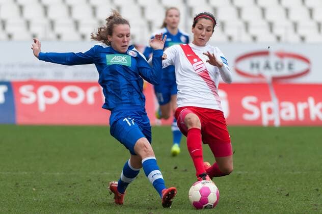 v.li.: Viktoria Schwalm (1. FFC Turbine Potsdam, 17) im Zweikampf mit Sara Doorsoun (SGS Essen, 23), Fussball, Allianz Frauen-Bundesliga, SGS Essen - 1. FFC Turbine Potsdam, xobx