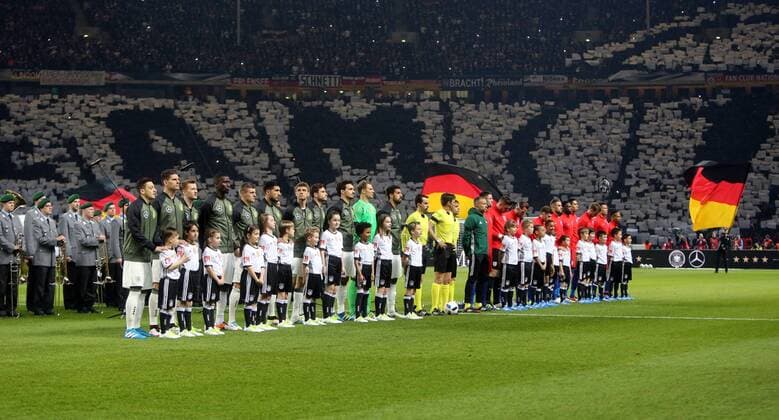 Deutschland - England Deutschland, Berlin, 26.03.2016, Fussball, FIFA, Länderspiel, Deutschland DFB - England (2:3): Teams im Stadion vor dem Spiel.