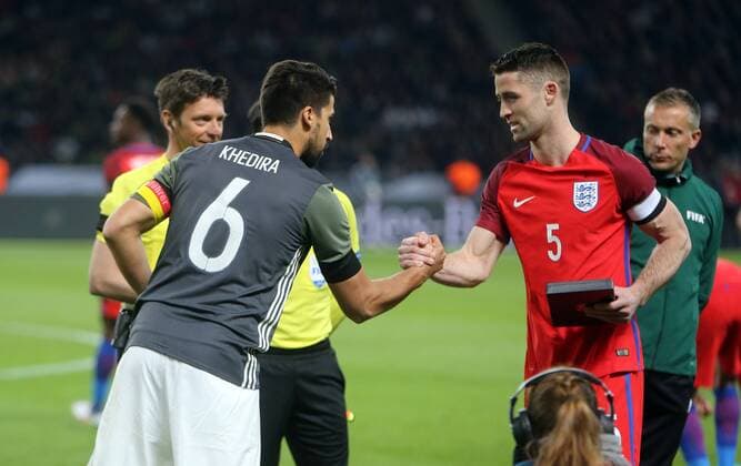 Deutschland - England Deutschland, Berlin, 26.03.2016, Fussball, FIFA, Länderspiel, Deutschland DFB - England (2:3): v.l. Sami Khedira (Deutschland), Gary Cahill (England).