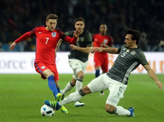 Deutschland - England Deutschland, Berlin, 26.03.2016, Fussball, FIFA, Länderspiel, Deutschland DFB - England (2:3): v.l. Adam Lallana (England), Mats Hummels (Deutschland).