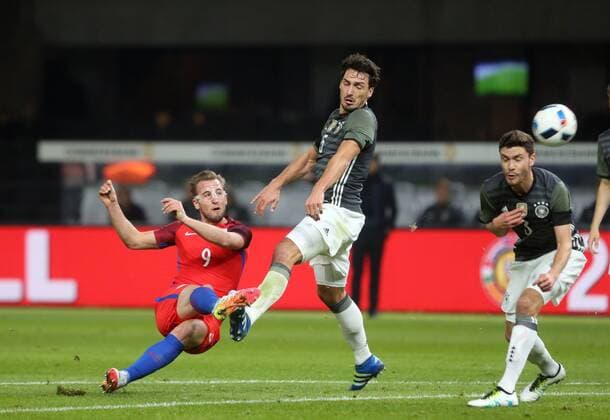 Deutschland - England Deutschland, Berlin, 26.03.2016, Fussball, FIFA, Länderspiel, Deutschland DFB - England (2:3): v.l. Harry Kane (England), Mats Hummels, Jonas Hector (beide Deutschland).