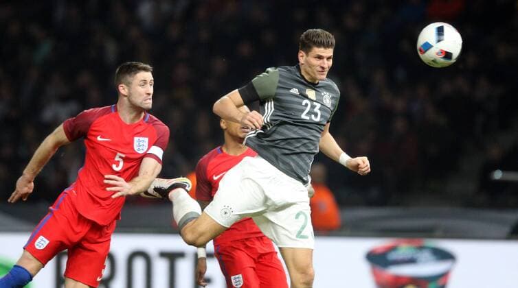Deutschland - England Deutschland, Berlin, 26.03.2016, Fussball, FIFA, Länderspiel, Deutschland DFB - England (2:3): v.l. Gary Cahill (England), Mario Gomez (Deutschland); Tor 2:0 Gomez.